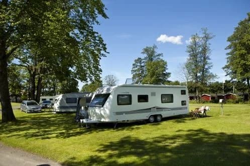 Upplev naturens lugn och städernas bekvämlighet på Jula Camping & Stugby i Skara. Avkoppling och äventyr väntar!