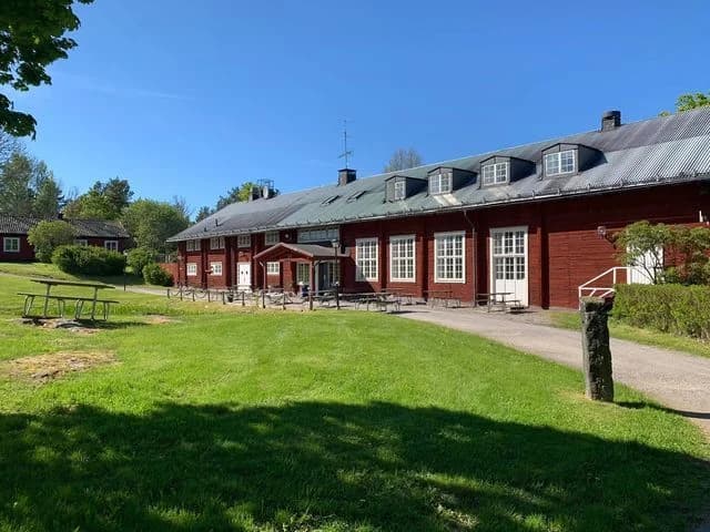 Upptäck lugnet vid Bergby camping: en historisk svensk oas med moderna bekvämligheter vid Väddö kanal.