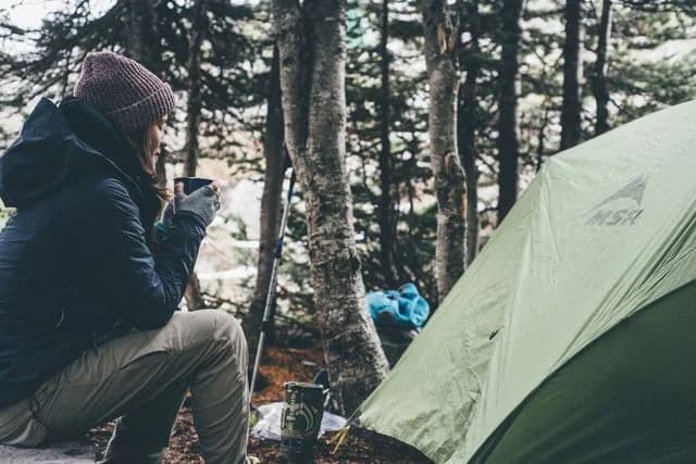 Upplev lugn och gemenskap i natursköna Bolvik Camping på Värmdö, en idyll där skog möter skärgård. 