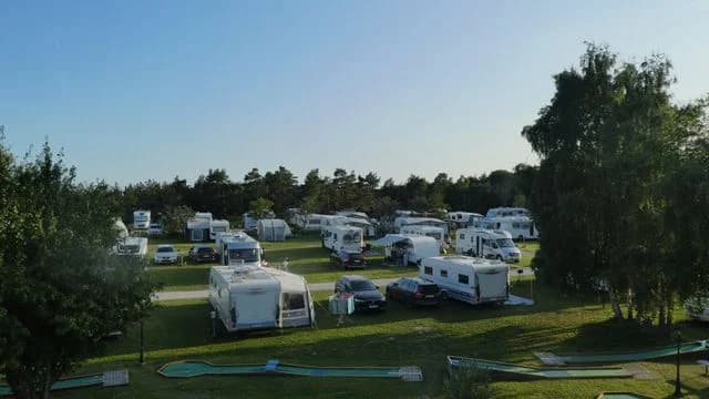 Upptäck avkoppling och äventyr på Gotlands pärla, Burgsviks camping – nära havet med bekväma boendealternativ för alla!
