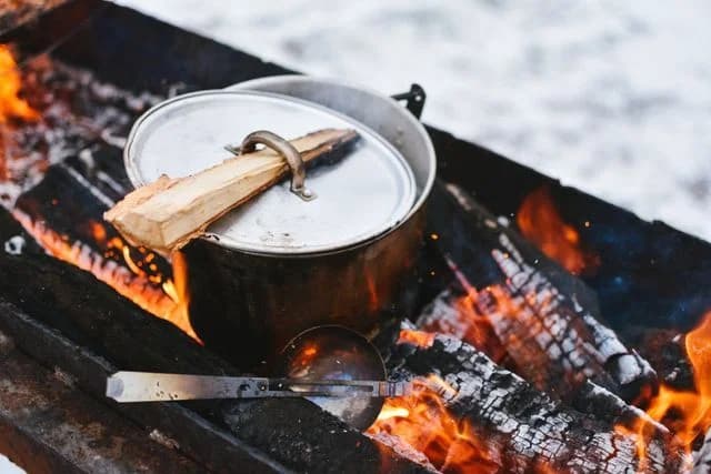 Upplev äventyr och avkoppling vid Camping Maplelake Adventure, en idyllisk plats vid ån Tidan med boende för alla önskemål.