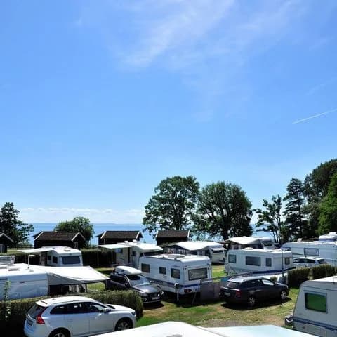 Hjo Camping: Där modern komfort möter naturens ro vid Vättern. Perfekt för minnesvärda familjeäventyr. Boka nu!