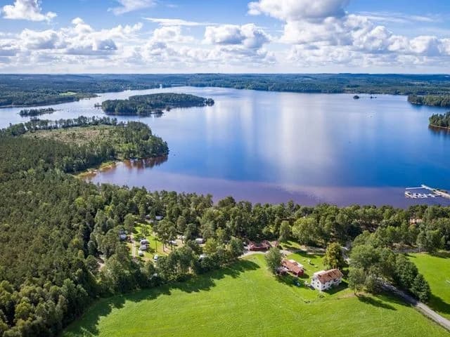 Upptäck Holsljunga Camping: en naturskön oas vid Holsjöns strand med avkoppling, äventyr och äkta svensk tradition.