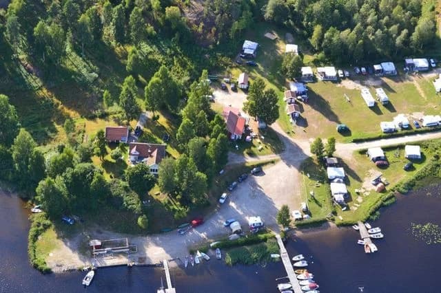En rofylld oas i Nössemark: naturäventyr, modern komfort och genuina upplevelser vid sjön Stora Lee!