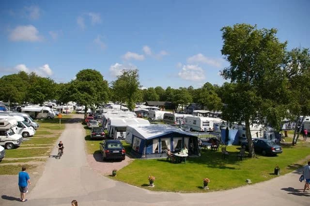 Njut av frihet, natur och gemenskap vid Råbocka Familjecamping i Ängelholm, 300m från sjön och omgiven av skog.