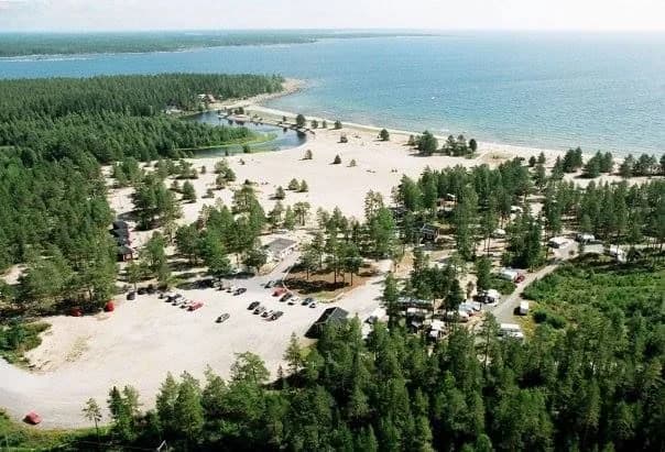 Upptäck magin vid Salusands Camping – där Norrlands strand och tallskog möts för oförglömliga äventyr och lugna stunder.