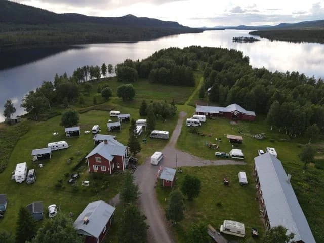 Sjöstjärnans Camping: En naturskön tillflyktsort vid Långträsksjön för äventyr, avkoppling och boende i harmoni med naturen.