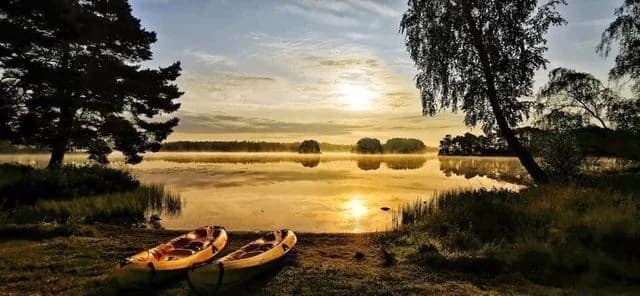 Upptäck ro och äventyr vid Sjötorpets Camping Park, idylliskt beläget vid glittrande Getesjön i Småland.
