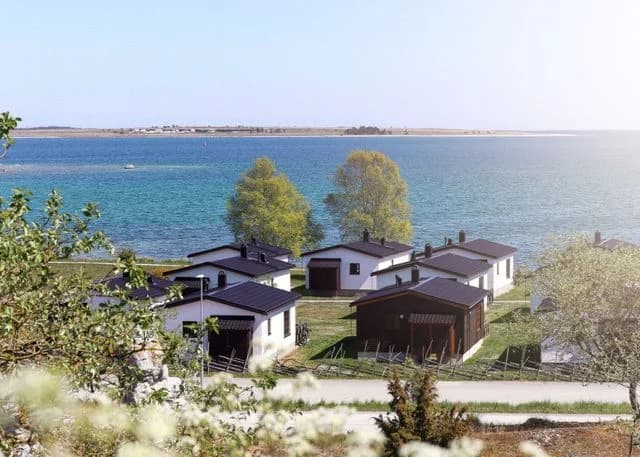 Upplev Gotlands magi på Slite Camping: boende vid kusten, lokal mat, äventyr och avkoppling, allt i en oslagbar miljö.