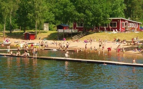 Upplev lugnet vid Småängens Camping, vid sjön Lien — avkoppling och äventyr i perfekt harmoni med naturen. Boka idag!