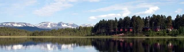 Upptäck frid och äventyr i Härjedalens natursköna fjällandskap vid Storsjö fiskecamp – en fiskares och naturälskares paradis!