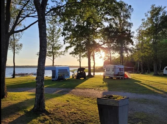 Upptäck Tydingesjöns camping – där naturnära äventyr möter avkopplande stunder vid Skånes idylliska sjöar.