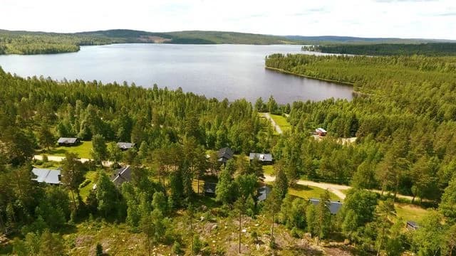 Upptäck frid och äventyr i Dalarnas vildmark! Tyngsjö bjuder på stugliv, paddling och storslagen natur. Välkommen!