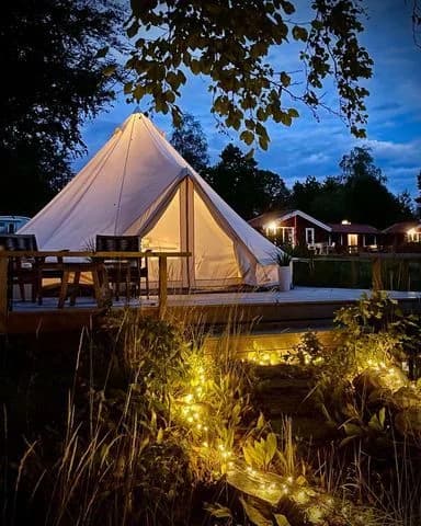 Upptäck Urshults Camping: lugn, natur och äventyr vid sjön Åsnen i Småland. Anpassade boenden och härliga aktiviteter!