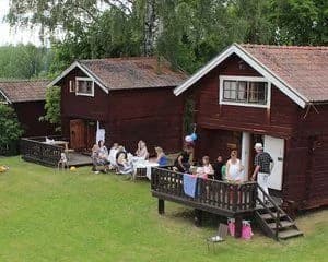 Upplev naturnära avkoppling och äventyr på Vevlingestrands Camping vid sjön Varpen i vackra Bollnäs!