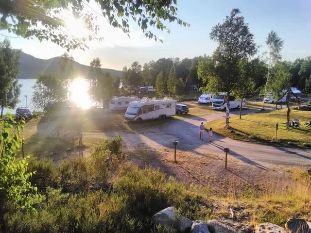 Omgiven av Värmlands skog och sjö, erbjuder denna camping ro och äventyr året runt. Perfekt för alla naturälskare!
