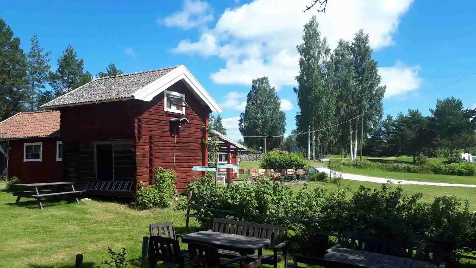 Upptäck ro och skönhet på Vikarbygården vid Siljans strand i hjärtat av Dalarna!