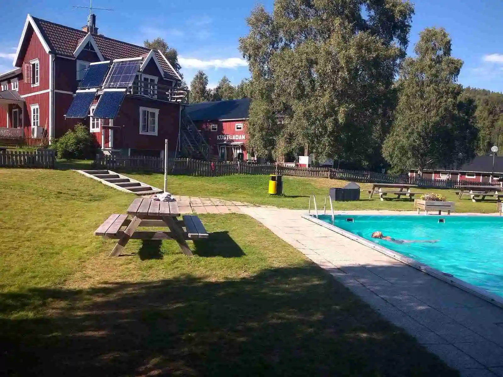 Upptäck harmoni och äventyr vid Docksta Camping Kustladan på Höga Kusten, där natur och bekvämlighet möts i perfekt symbios!