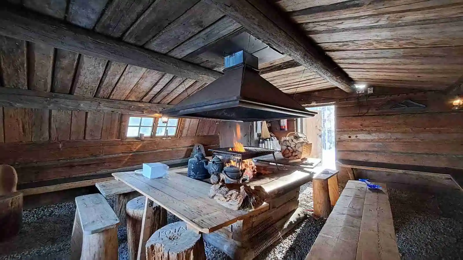 Upplev naturens lugn och äventyr på Skålsjögården Timber Lodge, en perfekt tillflyktsort i hjärtat av Hälsinglands landskap.