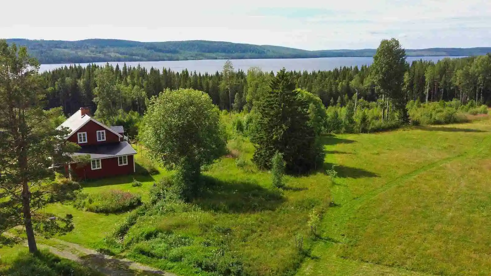 Upplev ro och gemenskap bland norra Sveriges vildmark på Camp Route 45 - din idylliska paus från vardagen!