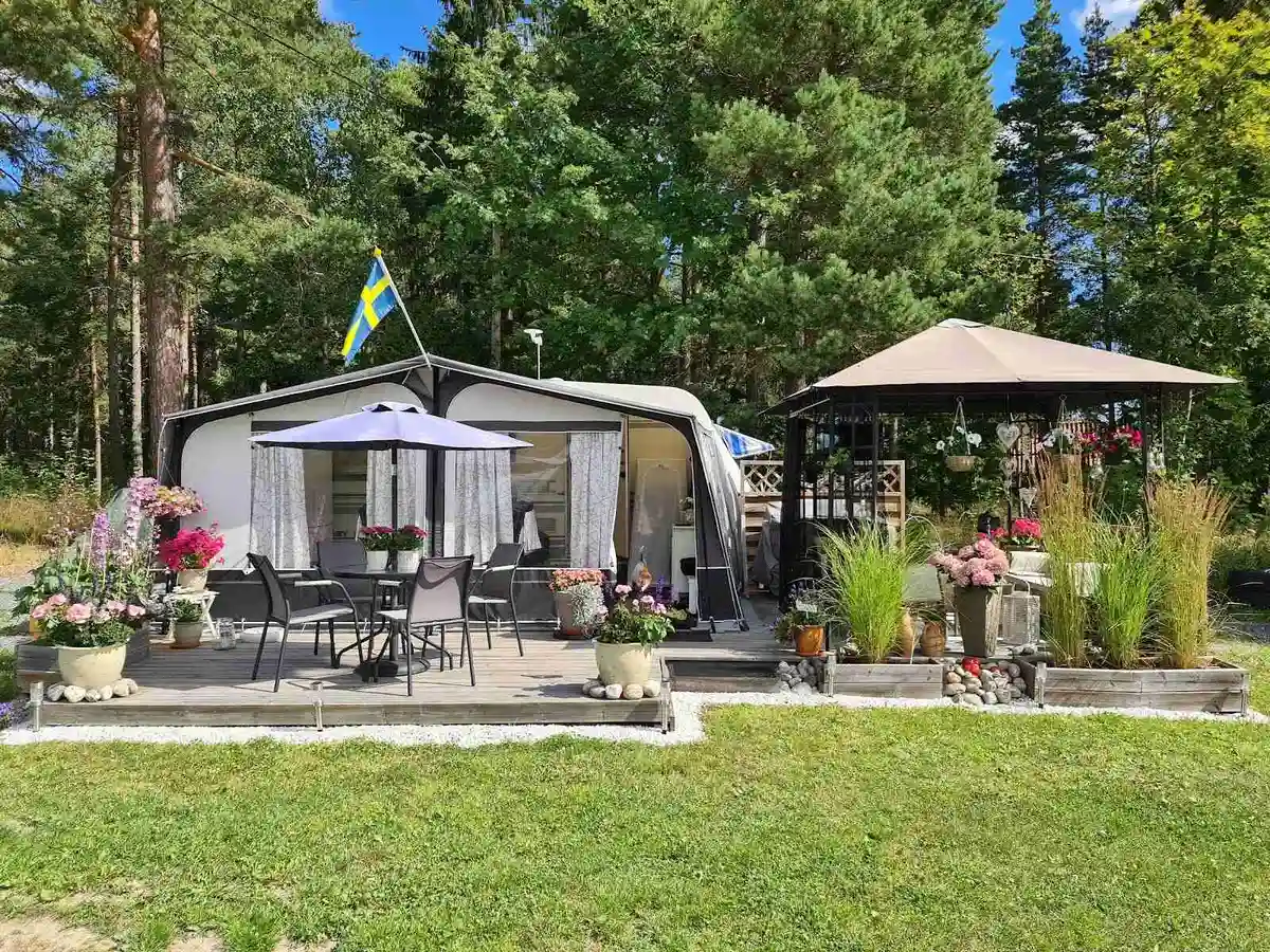 Upptäck naturens lugn och bekvämlighet på Gävle Camping Engesberg, din oas nära havet.