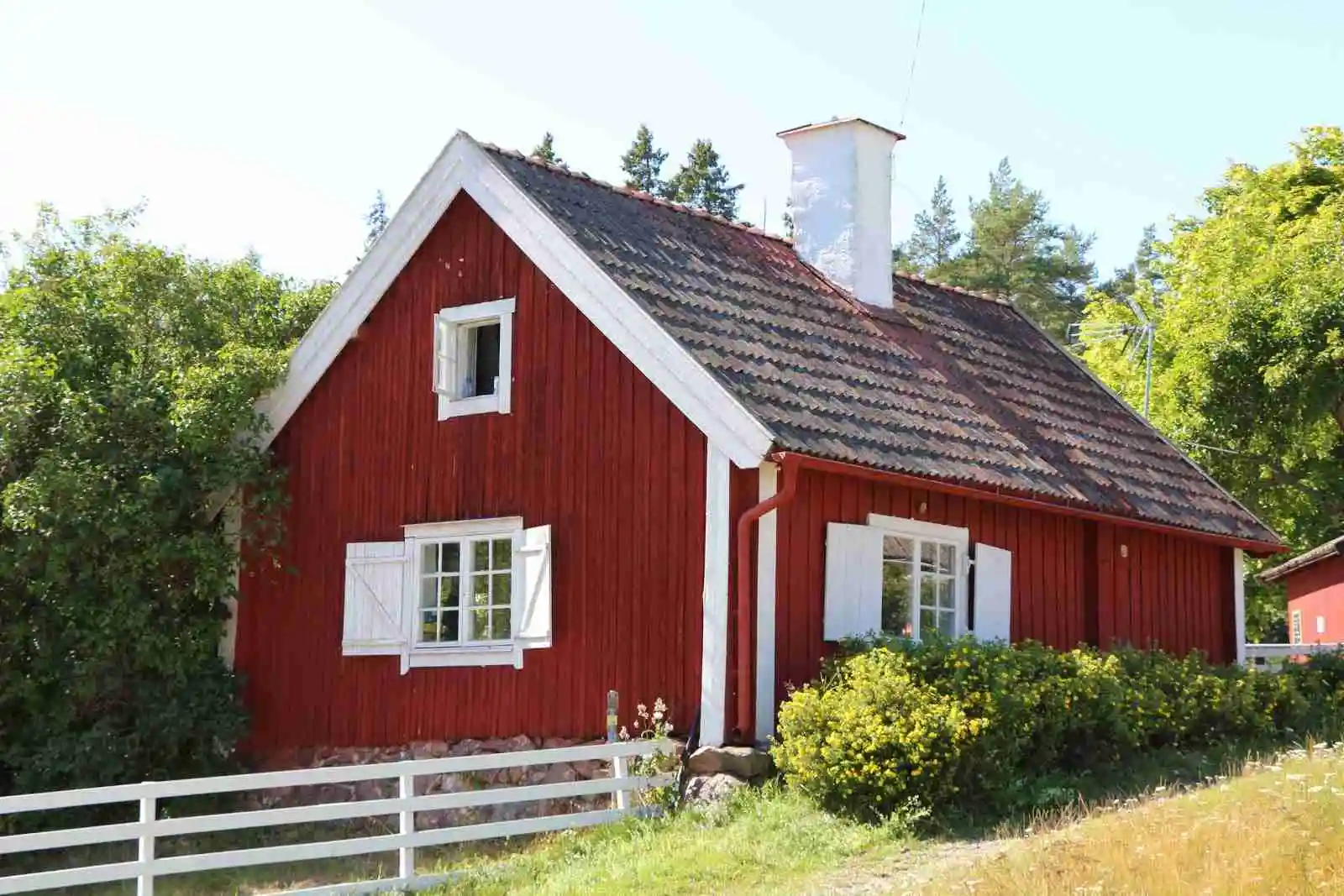 Upptäck lugnet nära staden på Rösjöbaden camping, där natur och storstad möts i perfekt harmoni.