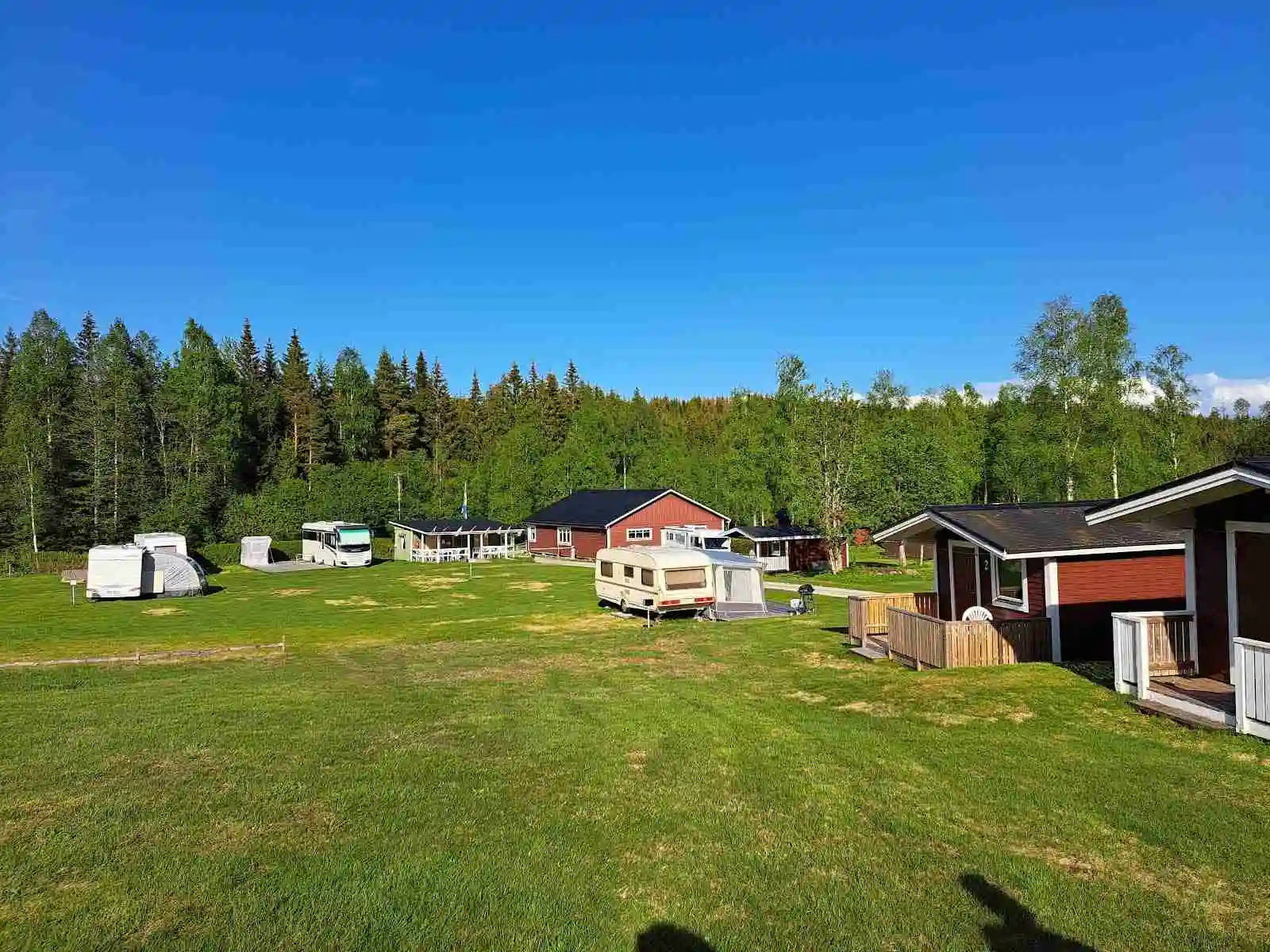Njut av stillheten vid Sandviken: En fridfull campingupplevelse i hjärtat av svensk natur.