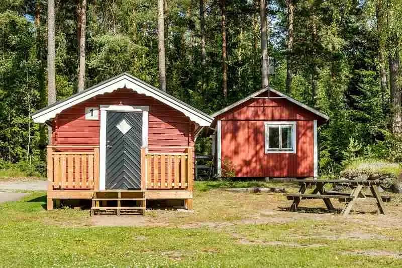 Bredsands camping: En naturskön oas vid Mälarens strand för avkoppling, äventyr och gemenskap i naturens famn. Perfekt för alla!