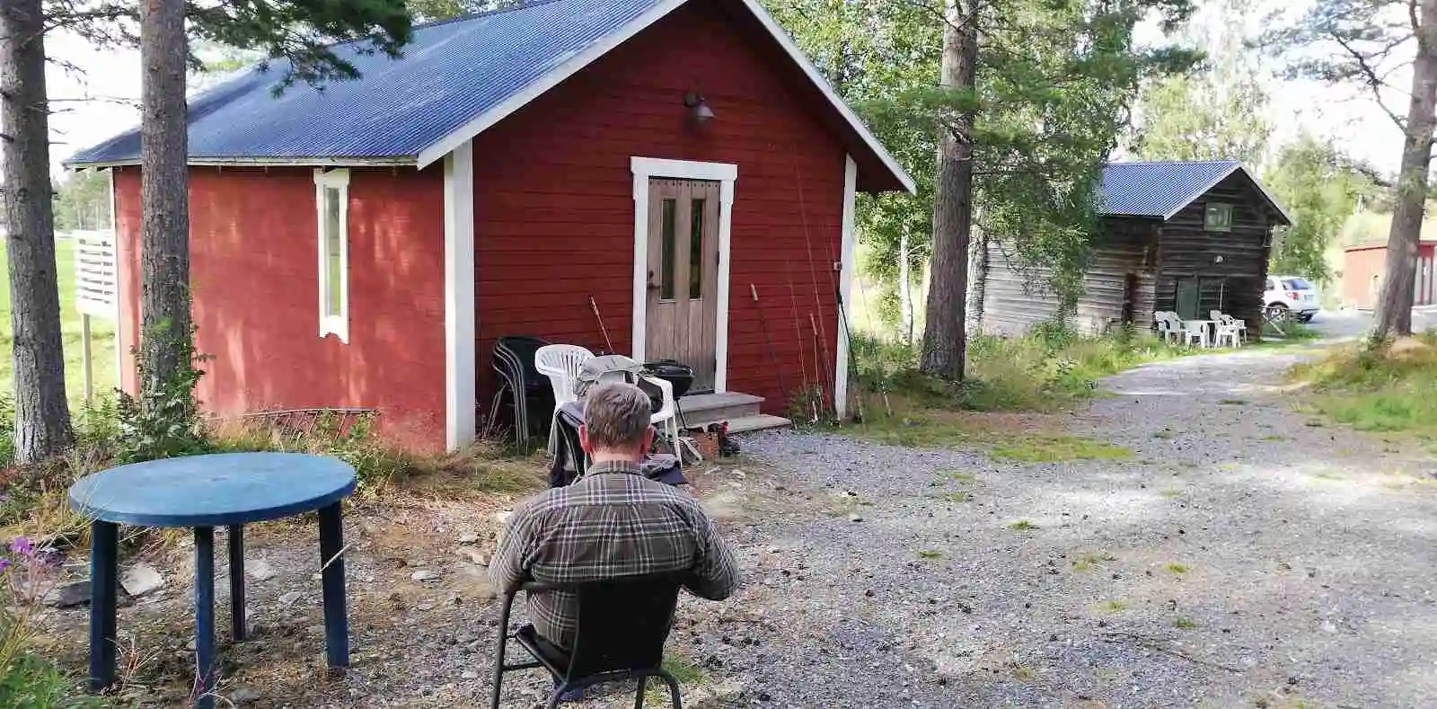 Kvissleströmmens fiskecamping: En idyllisk reträtt i Jämtland för fiskeentusiaster och naturälskare vid rofyllda Lake Ockesjön.