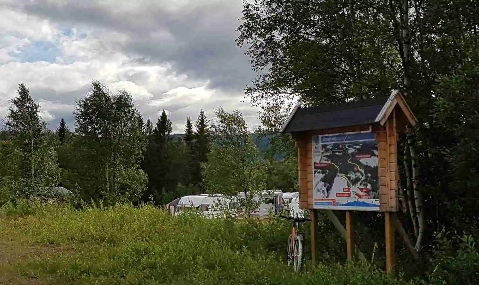 Storsjö camping: En harmonisk oas med fjäll, sjöar och modern komfort, perfekt för äventyr och avkoppling året runt.